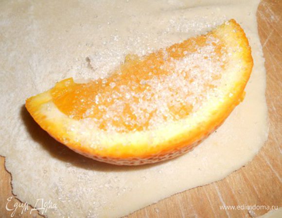 На следующий дольку апельсина и также посыпать ванильным сахаром.