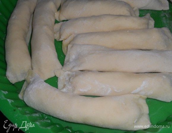 Сложить рулетики в форму и выпекать при температуре 200 градусов до золотистого цвета.