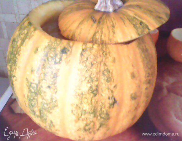 удалить из тыквы семечки, а мякоть срезать и сложить в кастрюльку. тыква еще понадобится)) 