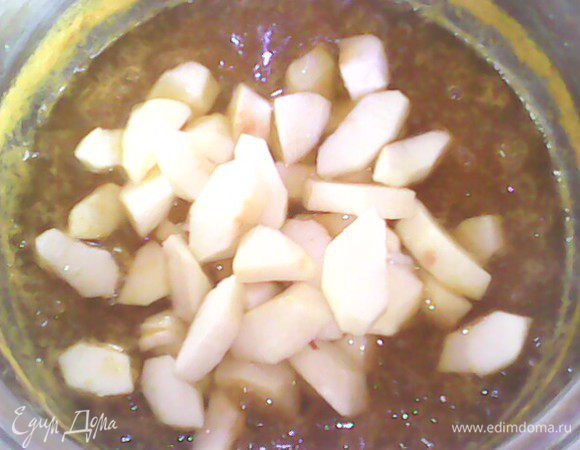 яблоки нарезаем дольками и добавляем к тыкве. всыпаем еще стакан сахара и ставим вариться еще на полчаса. после перетираем в пюре и ставим остывать.