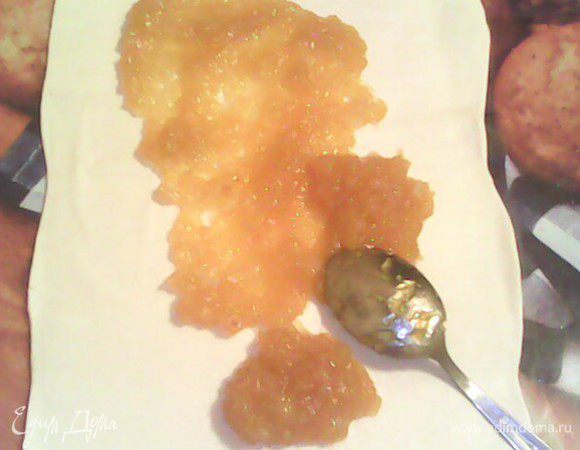 тесто раскатываем потоньше, на него выкладываем тыквенно-яблочное повидло тонким слоем.