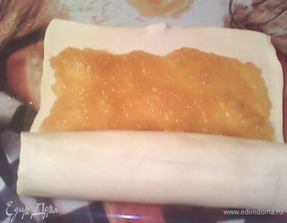 сворачиваем рулетом, смазываем взбитым яйцом и ставим в духовку на 180 градусов минут на 30.