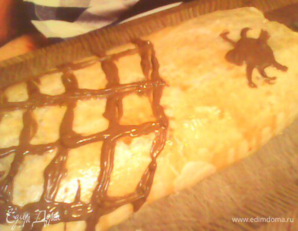 украшаем паутинкой из растопленного шоколада. приятного аппетита))