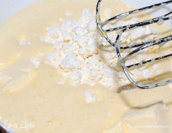 Добавить размягченное масло и творог.(если у вас творог зернистый, перетрите его через сито). Аккуратно и тщательно вымесите.