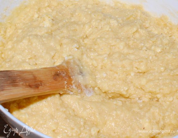 Муку,соду,разрыхлитель теста,и муку просеять через сито ,добавить с жидкой смеси и тщательно вымесить.