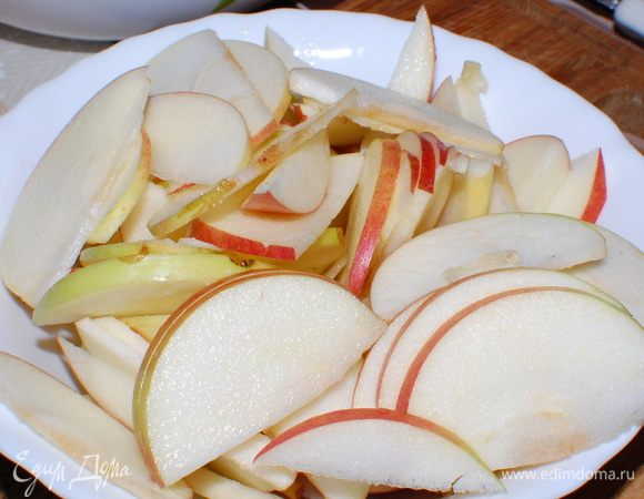 У яблок удалить сердцевину, разрезать на половинки и тонко нарезать,   сбрызнуть  лимонным соком.