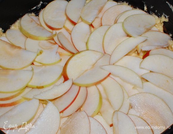 В форму (24см) выложить 1/2 часть теста, наверх выложить яблоки и сверху еще 1/2 часть теста.