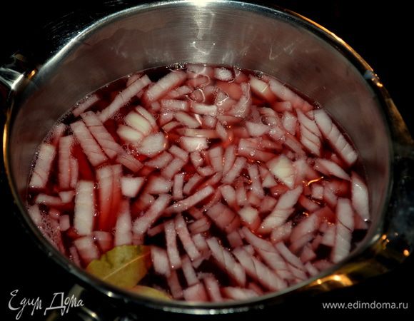 Для маринада смешаем все ингредиенты и поставим варить в кастрюльке с тяжелым дном. Варим 5 мин. примерно.