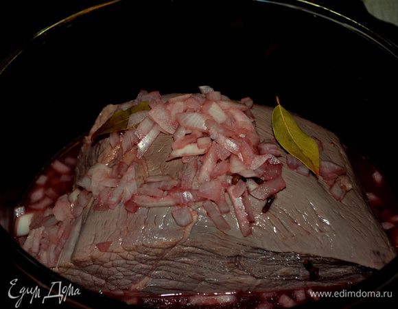 Ростбиф выложим в большое блюдо /не металлическое/. Зальем горячим  маринадом и дадим постоять при комн. тем-ре, пока маринад не остынет. Сверху посыпаем петрушкой. Закроем посуду с говядиной крышкой или пищевой пленкой. Маринуем в холодильнике примерно 4 дня. Каждые 8 часов переворачиваем его.