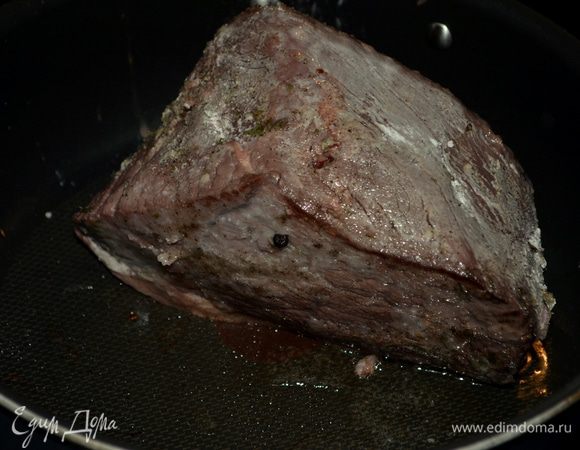 На 5-й день достаем мясо из маринада. Маринад процедим, не выливаем.
Говядину посолим и поперчим, присыпаем мукой со всех сторон. Разогреем сковороду с тяжелым дном или жаровню, выложим 2 стол. л. масла. Как масло разойдется, выложим наш кусок говядины и обжариваем со всех сторон 10 мин.