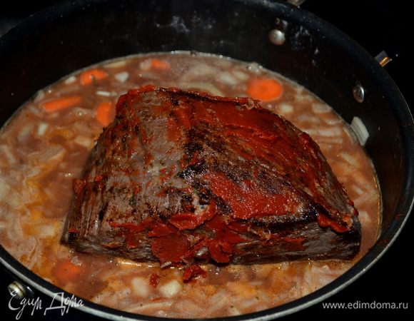 Говядину выложим на тарелку, добавим в сковороду или в жаровню 1 стол. л масла. Затем морковь, лук и маринад 3 стакана и тушим 5 мин. помешивая часто.
Вернем в сковороду говядину и оставшийся маринад, томатную пасту и поставить кипятить на высокий огонь, как закипит - огонь убавить. Закрыть крышкой с фольгой. И поставить тушить на 3-4 часа. Когда будете переворачивать мясо, осторожно фольгу с крышкой приподнимайте, чтоб фольга не порвалась.