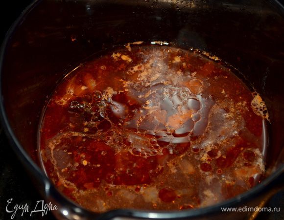 Как только говядина будет готова, выложим ее на тарелку, прикроем фольгой.
Маринад, небольшую часть, которая была в сковороде с мясом, процедим через сито, добавим в него сахар, вишню, красное вино, изюм. Поставим  кастрюльку  тушить на высокий огонь 5-7 мин. Добавим джем, присолим и поперчим.