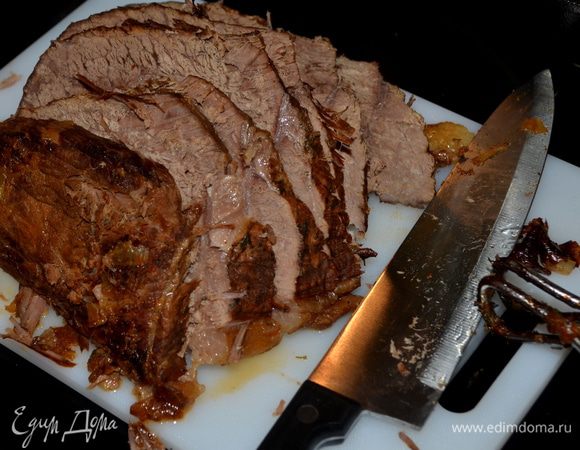 Мясо разрежем порциями и подаем с подливой из изюма и овощами.