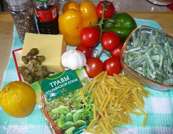 Макароны ставим на плиту вариться и приступаем к готовке овощей. 
Овощи моем, вытираем и режем.
