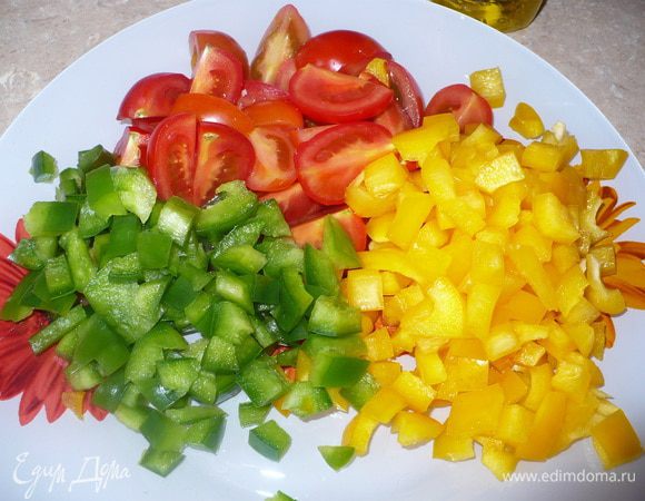 Помидоры-на четвертинки
Перец –мелкими кубиками
