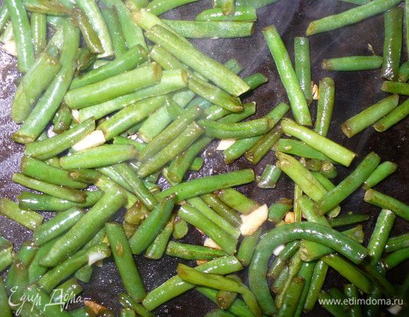 Теперь приступаем к обжарке овощей. 
На оливковом масле обжариваем все овощи по отдельности. 
