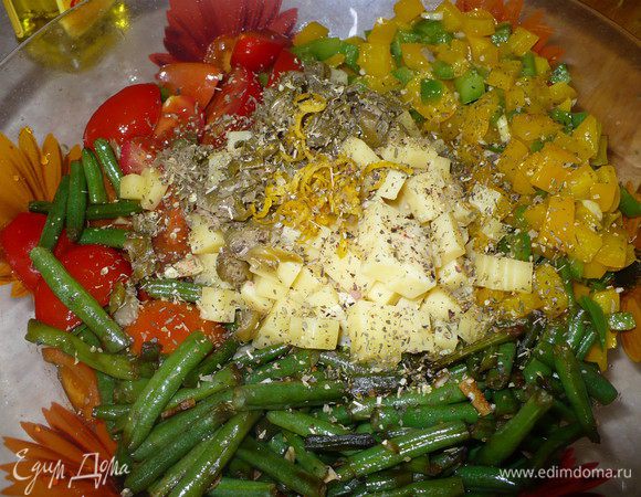 Перчик жарим минуты 2 максимум, в конце жарки добавляя часть рубленного чеснока. 
Томаты обжариваем секунд 30-40 периодически встряхивая сковороду и не забываем в конце чесночек 
