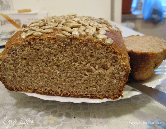 Развести дрожжи в 50 гр теплой воды, добавить соль, сахар, кефир.
Постепенно добавляем муку и перемешиваем до однородной массы. В конце замеса кладем отруби пшеничные и оливковое масло. Оставляем в теплом месте на 2-3 часа. Когда масса увеличиться в 2 раза обминаем ее и посыпаем семечками подсолнечника, затем выкладываем в форму для выпечки хлеба смазанную любым жиром. Даем опять подойти тесту только в форме, около 50 минут. Выпекаем при 180 град. 45 мин.