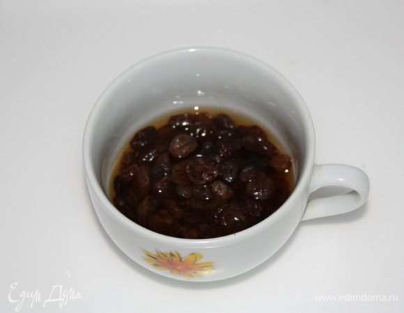 Замачиваем изюм в 2 ст.л. коньяка (если делаете для детей,то в воде)