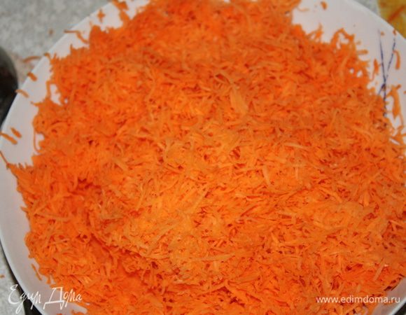 Натираем морковь на мелкой терке.