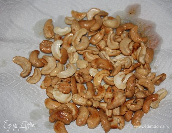 Выложить на салфетку, чтобы лишний жир ушел.