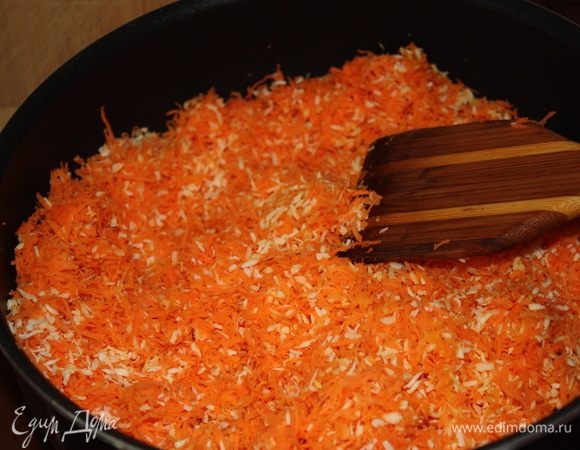 Вытереть сафеткой сковороду и выложить морковь и кокосовую стружку. Обжарить на среднем огне,  5-10 мин, периодически помешивая. Следите внимательно, смесь может пригорать.