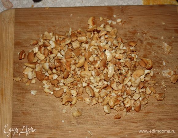 Орехи порубите крупно ножом.