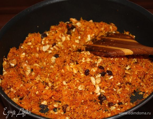 Добавьте орехи и изюм, перемешайте и снимите с огня.