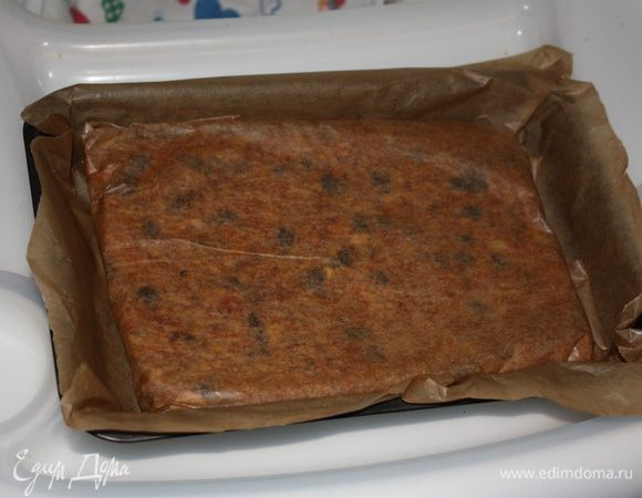 Выложить в форму, выложенную бумагой и смазанную слив. маслом. Выкладывая, немного прижимайте всю массу, слегка прессуя. Поставьте в прохладное место на несколько часов. Перед тем как резать, я ставлю в холодильник. 