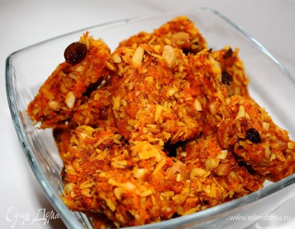 Нарежьте небольшими кусочками, прижимая слегка места среза.