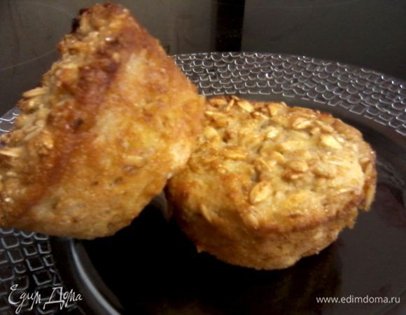 Хлопья залить йогуртом либо кефиром,  добавить взбитое яйцо, тертое на крупной терке яблоко, сахар и разрыхлитель.