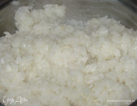 Отварить рис и промыть под холодной водой. Добавить 2 ст.л. оливкового масла, перемешать.