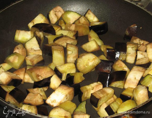 Порезать 1 баклажан кубиками и обжарить на сильном огне с небольшим количеством оливкового масла. 