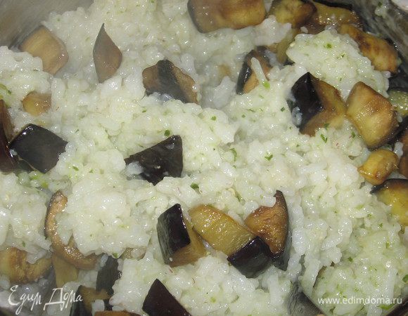 Добавить рис,соус песто и 1/2 ч.тёртого сыра пармезан, посолить, поперчить.