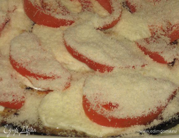 Смазать kерамическую форму оливковым маслом и выложить рис, затем баклажаны, моцареллу , помидоры и посыпать оставшемся пармезаном.