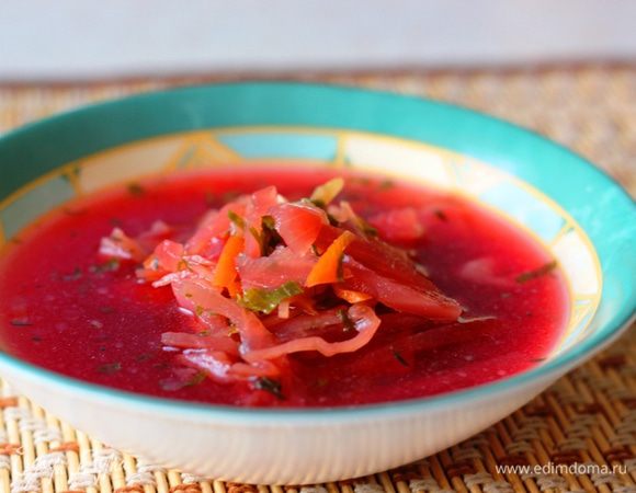 Хочу добавить, что некоторые овощи, в частности репчатый лук, если нельзя есть в сыром виде, то  они совершенно меняют свои свойства и их можно употреблять, например, в вареном виде. Для нелюбителей лука - это даже лучший вариант, т.к. за время "варки" лук практически "растворяется" в бульоне. Кроме того, я не буду описывать приготовление бульона с мясом и овощного бульона, т.к. описывал их раньше в рецептах борщя и ухи. 