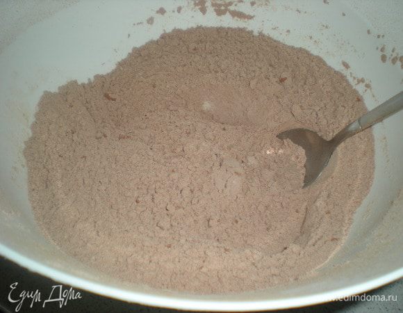Смешать муку,разрыхлитель,какао и соль.