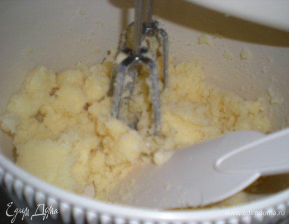 Взбить масло с сахаром на средней скорости. По одному добавить яйца.Добавить ванильный экстракт.