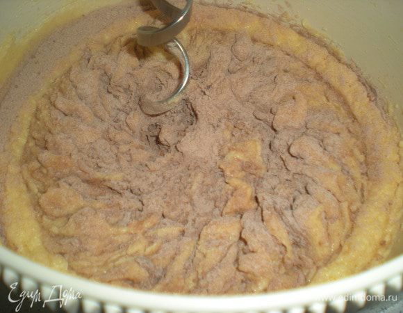 Не переставая взбивать добавляем порциями мучную смесь.
