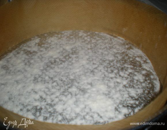 Форму смазать маслом,присыпать мукой.Бока простелить полосками бумаги. Духовку разогреть до 180 гр.