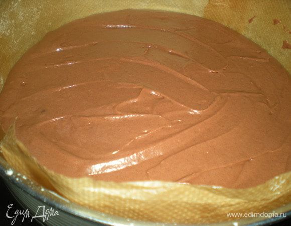 Вылить тесто в форму и выпекать 30 мин. (смотрите по своей духовке и проверяйте палочкой). Остудить на решетке. Испечь два коржа,предварительно разделив тесто на две части.