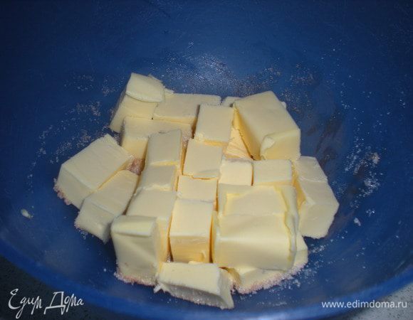 Масло взбить с сахаром.