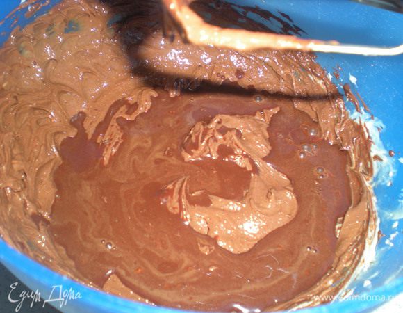 Не переставая взбивать влить какао.Если крем получится слишком жидким,то охладите его.