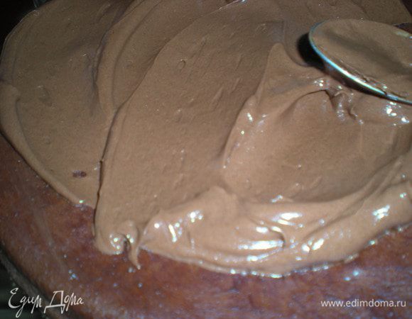 Намазать остывший корж кремом.