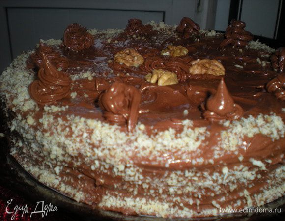 Верх и бока торта смазать кремом.Бока посыпать измельченными орехами.