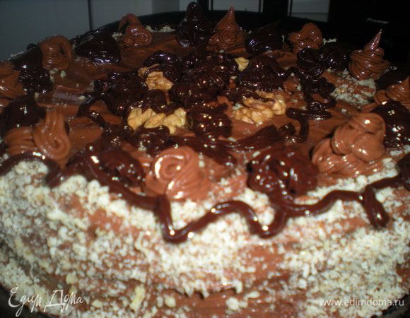 Верх украсить растопленным шоколадом,я его растапливаю с добавлением сливочного масла,тогда шоколад при застывании остается блестящим и не мутнеет.