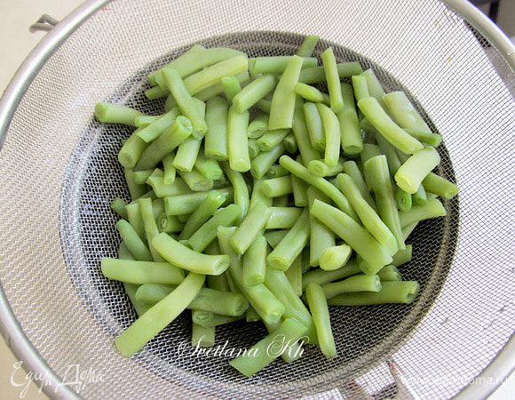 Фасоль отварить, откинуть на сито, сбрызнуть лимонным соком, выдавить зубчик чеснока. Оставить.