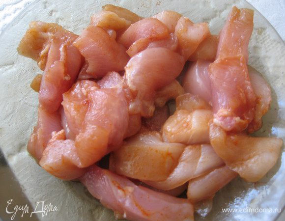 Куриное филе нарезать продолговатыми кусочками и положить в маринад на 1-2 часа. 