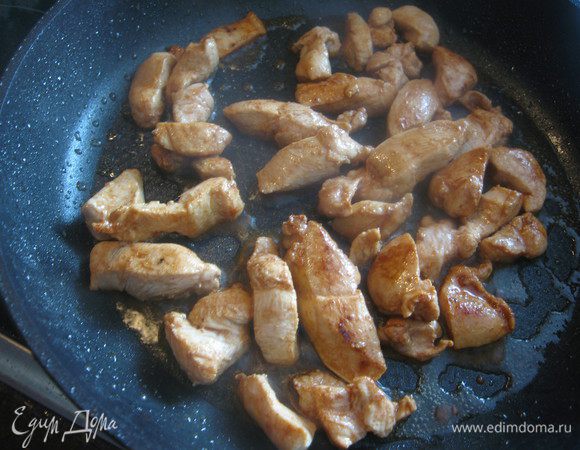 В оливковом масле обжарить чеснок. Затем его убрать
и там же на среднем огне быстро обжарить куриное филе.