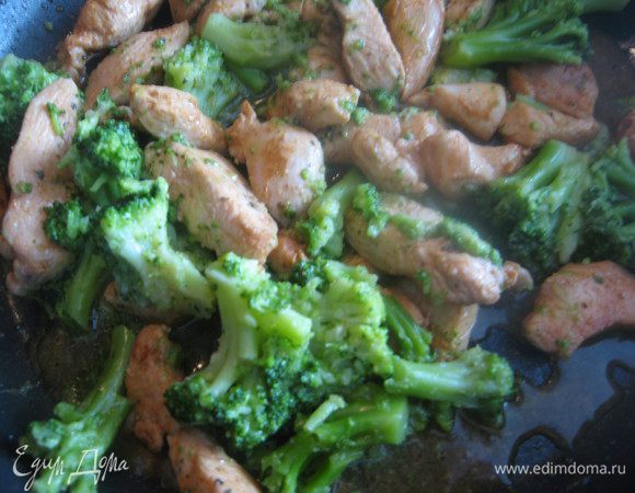 Добавить брокколи, перемешать и на маленьком огне потомить минут 5-10 мин. 